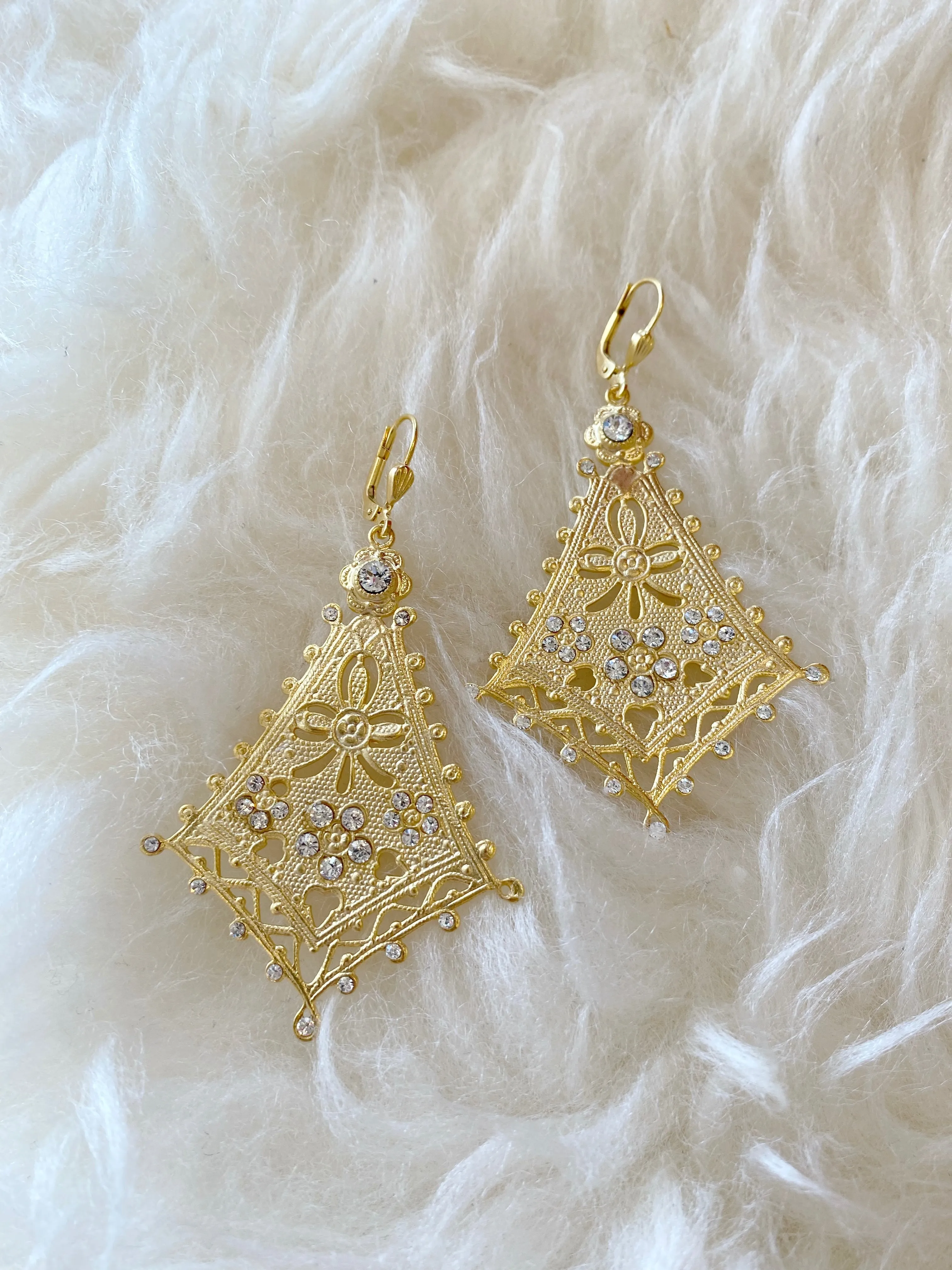 LE285 Gold Fan Filagree Earrings