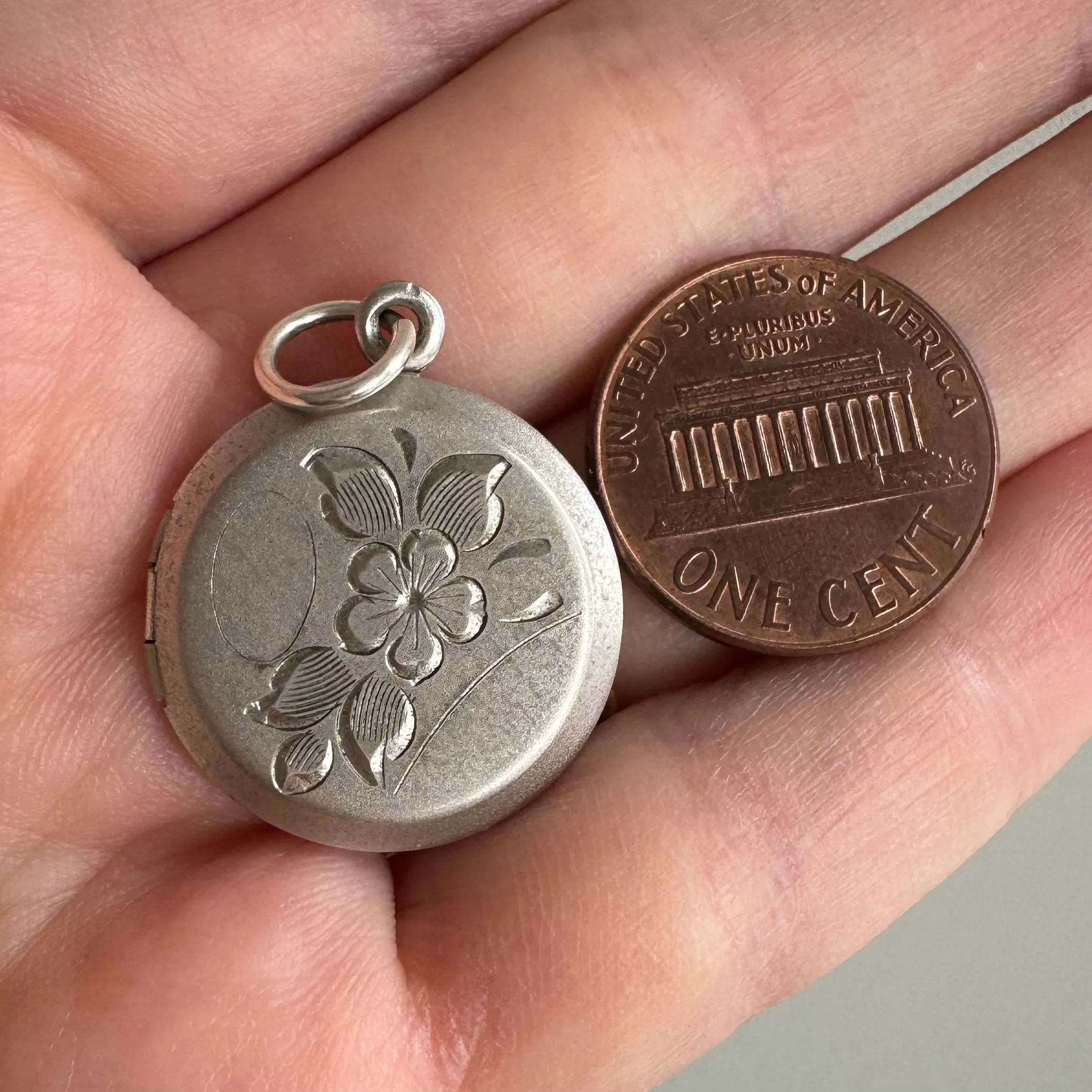 V I N T A G E // forget me not memories / sterling silver engraved floral round locket / a pendant