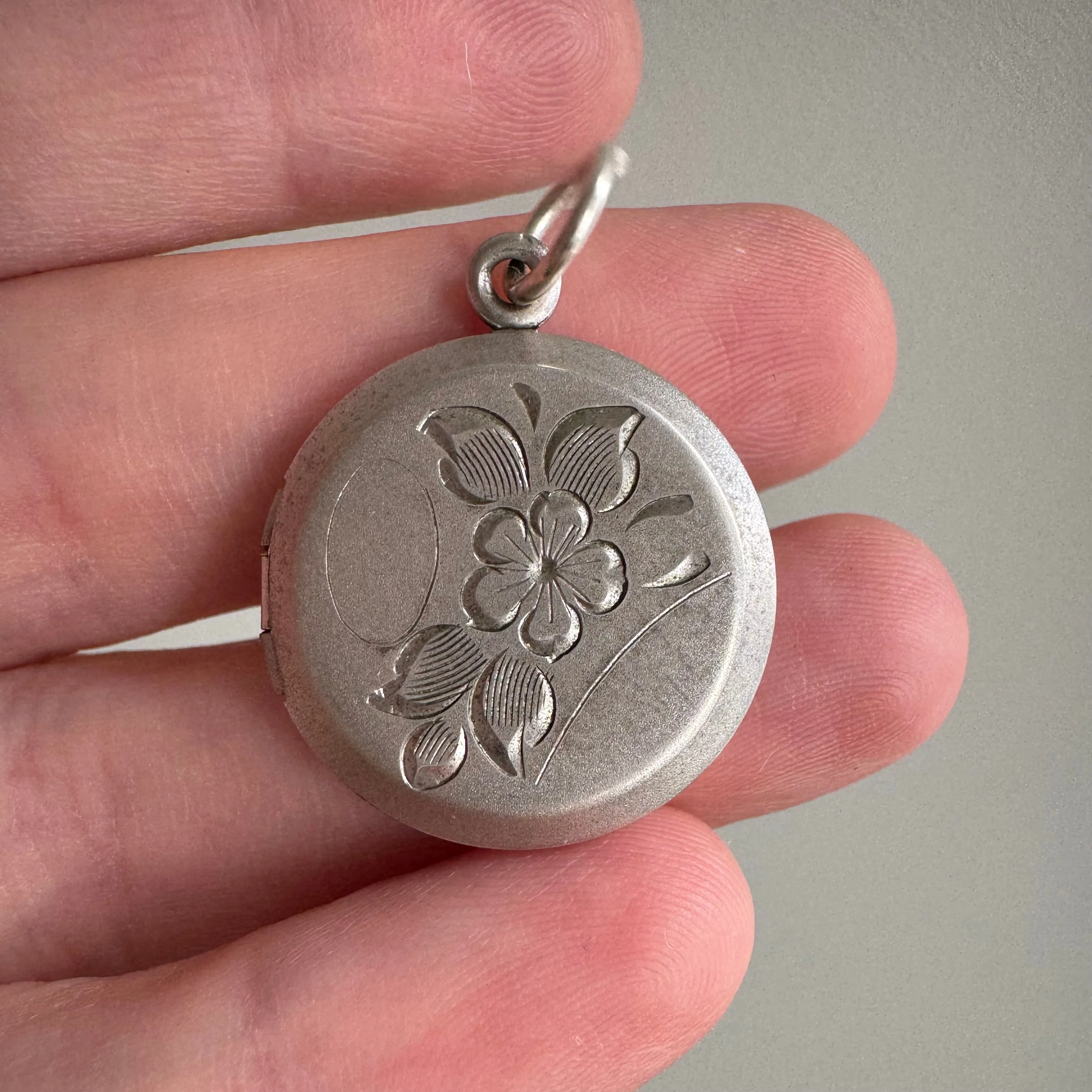 V I N T A G E // forget me not memories / sterling silver engraved floral round locket / a pendant