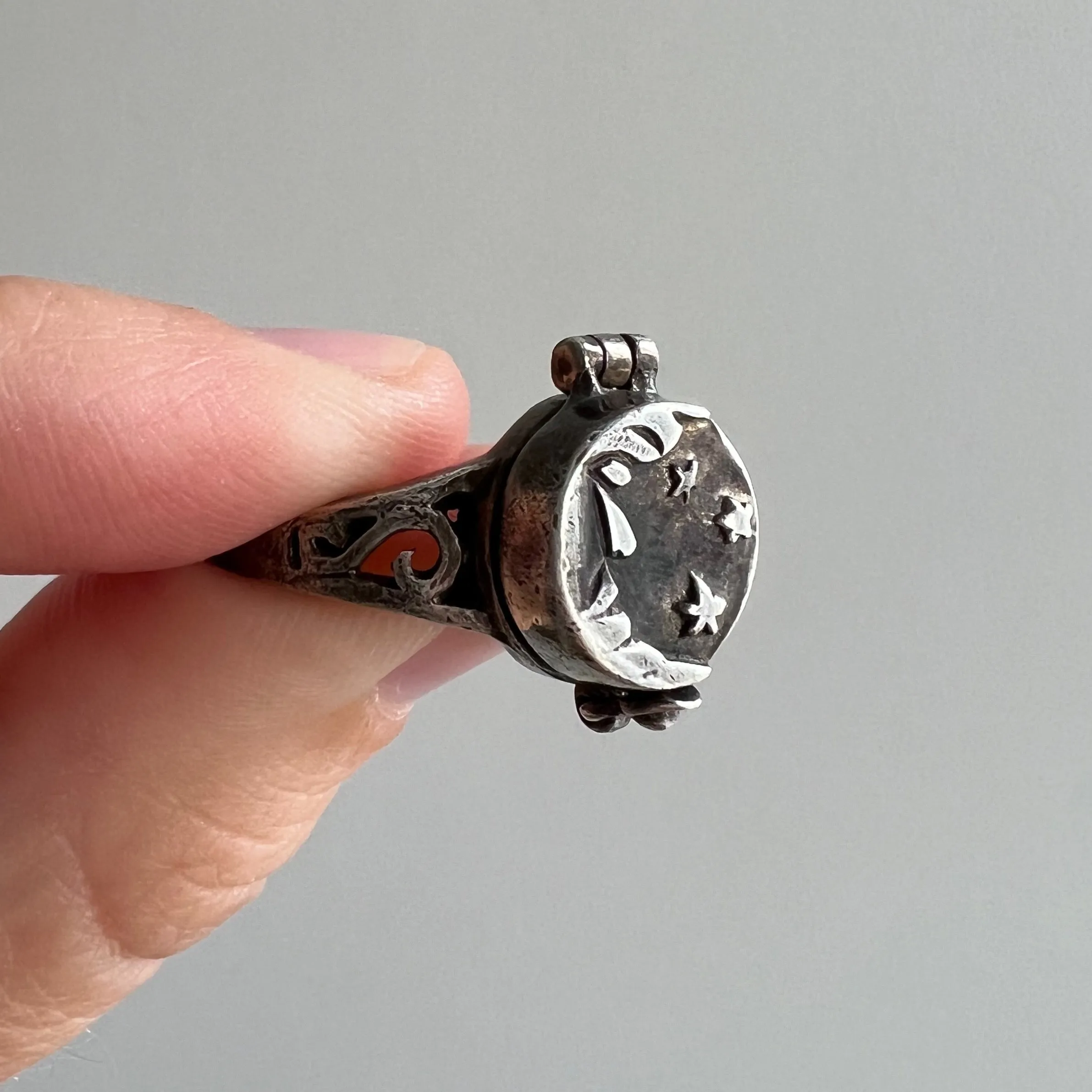 V I N T A G E // lunar compartment / sterling silver figural moon poison ring / size 9.25