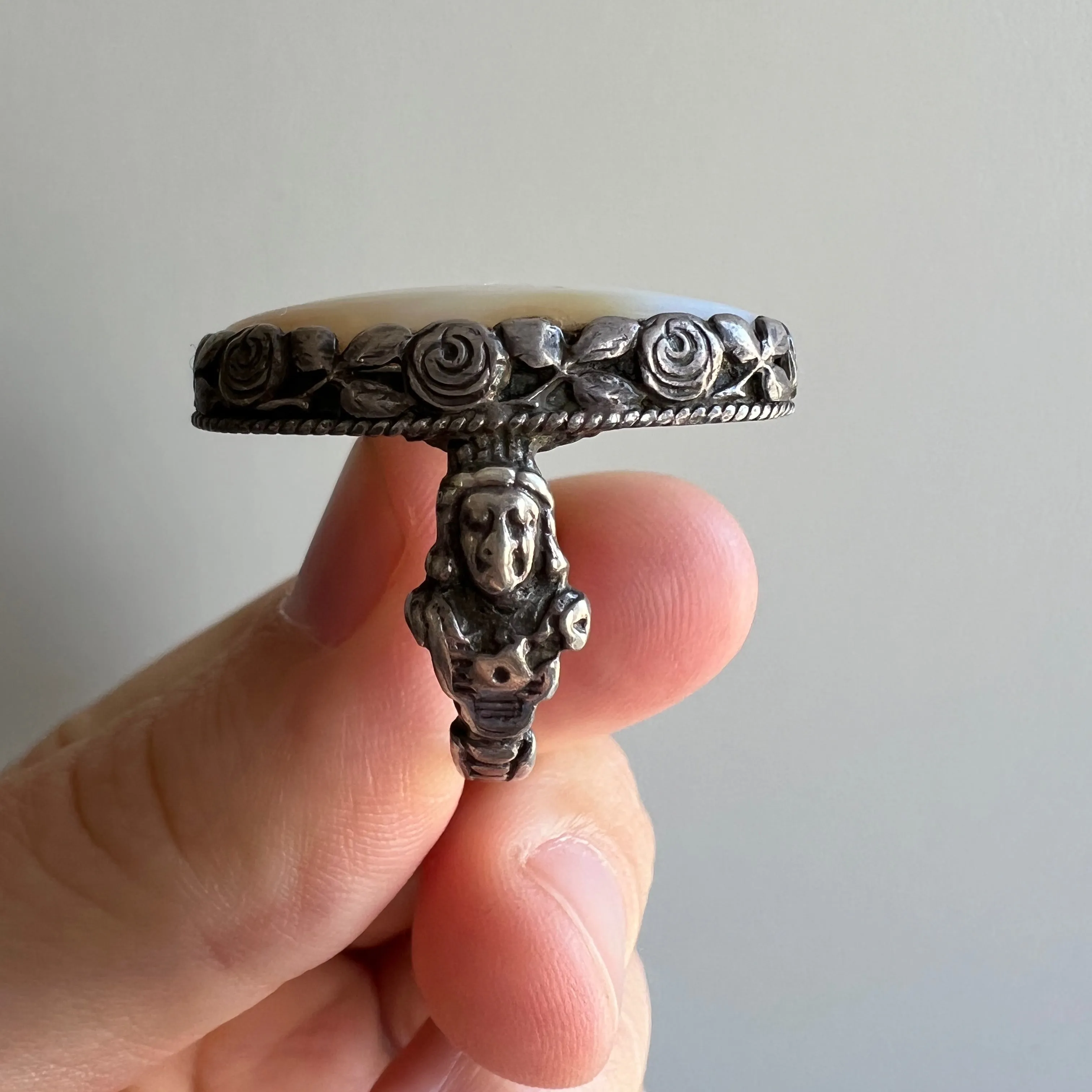 V I N T A G E // quiet chess / sterling silver and agate Peruzzi style ring / size 6.5-ish