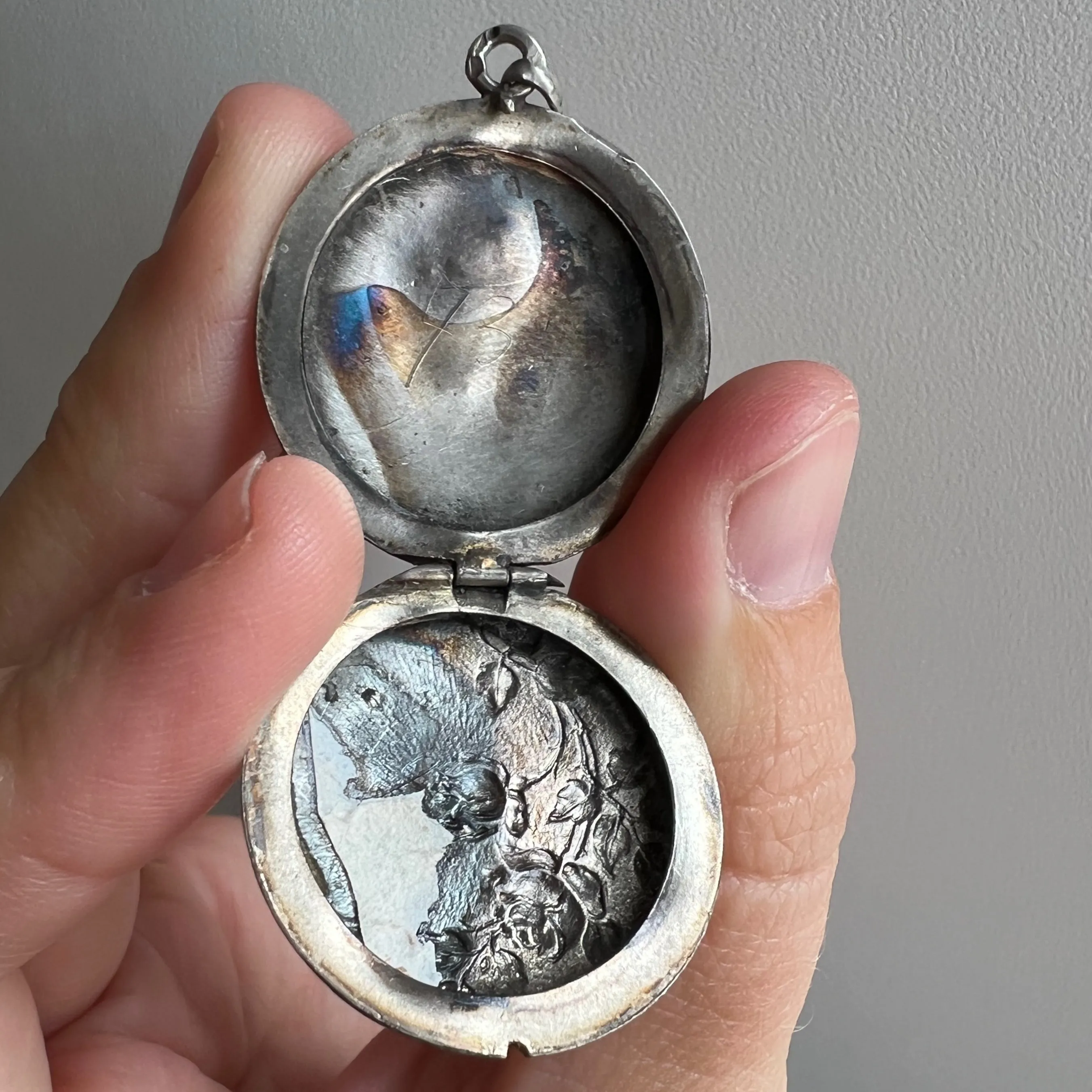 V I N T A G E // thorny blooms / sterling silver repousse rose round locket / a pendant